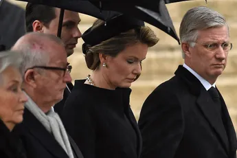 Koning Filip neemt zeer drastisch besluit nadat vader Albert met spoed in het ziekenhuis belandt