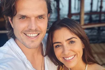 Kim Van Oncen en haar vriend Niels kondigen heuglijk nieuws aan samen