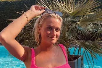 "Precies Pamela Anderson": Julie Vermeire laat Instagram ontploffen met pikante badpakfoto