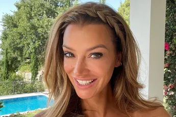 "Wauw, zo sexy!": Véronique De Kock laat vol in haar boezem kijken op vakantie