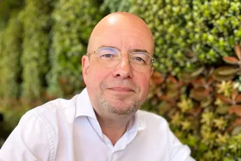 Joe-stem Sven Ornelis in diepe rouw: radiopresentator krijgt vreselijk nieuws te horen op vakantie