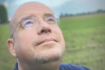 Radiopresentator Sven Ornelis in diepe rouw: "Rust zacht"