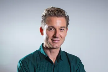 Jani Kazaltzis openhartig over moeilijke band met z'n vader: "Dat zou hem en mij veel pijn hebben bespaard"