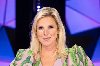 Tine Embrechts laat vol in haar boezem kijken: "Wat zie jij er goed uit!"