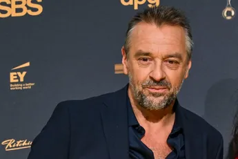Tom Waes (55) kruipt uit diep dal na "verschrikkelijk jaar": "Ik heb liggen janken in de zetel"