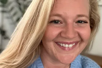 Ex-'Dertigers'-actrice Evelien Van Hamme deelt eerlijke foto van haar lichaam: "Ik durfde hem eerst niet te posten"