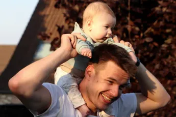 'Familie'-acteur Yanni Bourguignon, die binnenkort weer papa wordt, deelt prachtig nieuws: “Zo dankbaar”