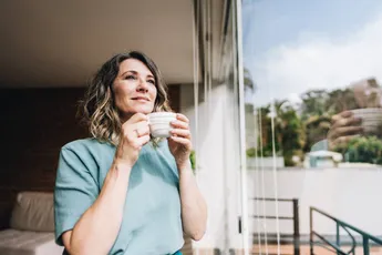 Hardnekkige bruine aanslag in je koffiemok? Dat is zo weg met deze tip!