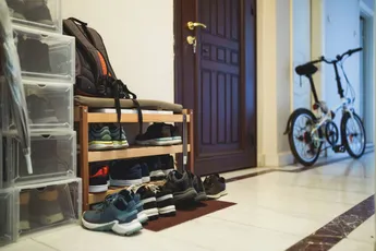 De echte reden waarom je schoenen sneller verslijten in de gang