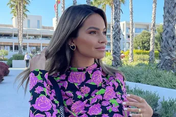 Monica Geuze is op vakantie en toont trots haar volle boezem: "Wow!"