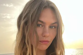 Lieke van der Hoorn draagt weinig kleren op hotelkamer en steekt haar borsten niet weg