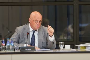 Minister Grapperhaus aanwezig bij arrestatie in woning Den Haag: Reden van aanwezigheid onbekend...