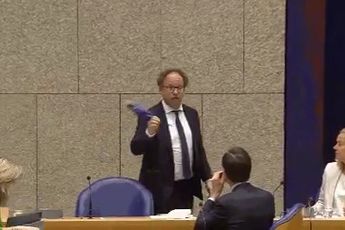 Met mondkapje zwaaiende minister Koolmees (D66) onder vuur: 'Ze geloven er zelf dus ook niet in'