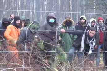 Beelden! 'Vreedzame' en 'zielige' migranten vallen de grens met Polen aan