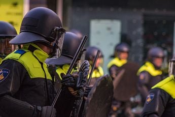 #JusticePourAdil - Relschoppende 'Belgische jongeren' slopen en plunderen politiebusje, gaan met vuurwapen aan de haal