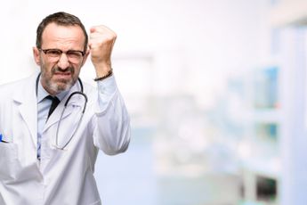 Bah! Dokter stuurt spuugzieke corona-patiënt huiswaarts: 'Bel maar als je niet meer van bank naar wc kan lopen!'