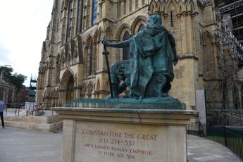Britse monumentenzorg in de ban van woke: 'Ze zijn geobsedeerd door LHBT-zaken'
