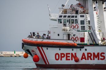 Spanje capituleert! Marineschip onderweg naar smokkelschip Open Arms om migranten te ontschepen