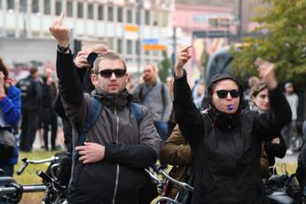 ANARCHIE! 'Linkse betogers' rellen en plunderen in de Duitse stad Stuttgart! 'Meerdere agenten gewond na bekogeling met straatstenen'