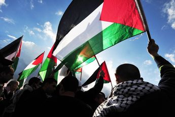 [Filmpje] Pro-Palestina-demonstranten op Jaarbeursplein moeten vertrekken, maar blijven staan