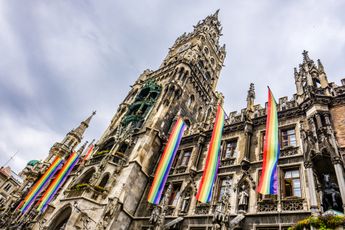 München verlicht allerlei gebouwen in regenboogkleuren wegens wedstrijd met Hongarije