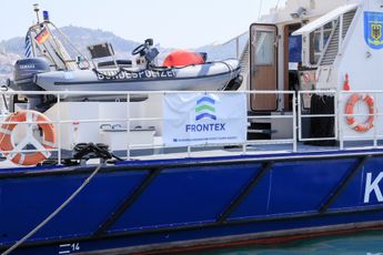 LOL! EU-GroenLinks-bobo boos op Frontex-grensbewakers, want ze voeren hun taak uit en houden migranten tegen