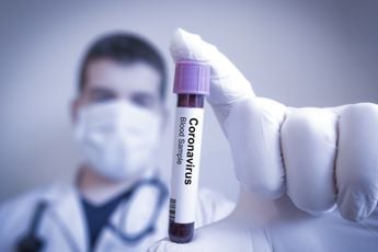 RIVM: veel meer positieve coronatests, maar ziekenhuisopnamen en sterfgevallen dalen juist