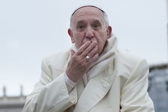Paus Franciscus probeert coronavirus in te dammen: ´Gezegende livestream moet nieuwe besmettingen voorkomen´