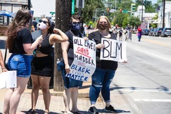 BLM-idioterie teistert VS: neo-marxisten eisen dat je hen groet met een opgestoken vuist