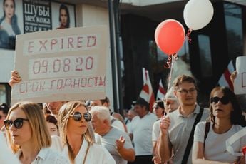 Sovjet-fossiel Loekasjenko voelt hete adem van ontevreden volk: loopt nu zelfs over straat met mitrailleur