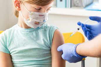 Iedereen aan de prik! 'Experts willen kinderen inenten tegen de griep om druk op de zorg te voorkomen'