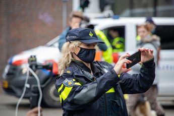 Politie Delft kondigt arrestatie aan van "groep personen": ze trapten voorbijganger op krukken onderuit en bespuugden haar