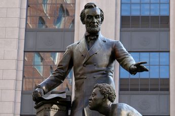 Beeldenstormgekte slaat weer toe: Boston trekt slavenbevrijder Abraham Lincoln van z'n sokkel