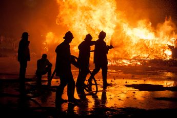 Vlam in de pan in Veen: bewoners teisteren dorp met autobranden en akkefietjes