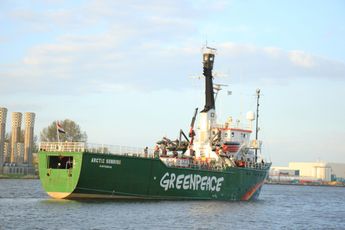 Greenpeace-geboefte bezet weer eens andermans eigendom, ketenen zich vast aan booreiland