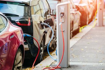 Rijke middenklasse kan geen dure auto's meer kopen, Bovag slaat alarm: 'subsidiepotje elektrische auto's bijna op!'