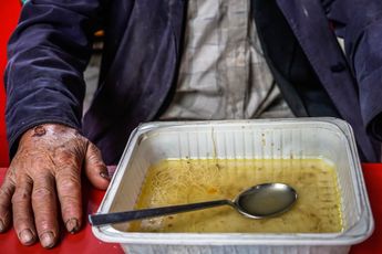 Politie pakt 80-jarige man vanwege diefstal maar laat hem gaan: 'Ik kan geen eten betalen met mijn AOW'