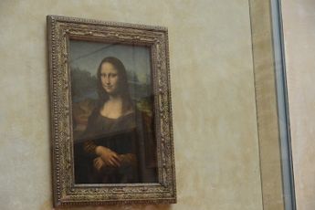 Bezoeker valt het schilderij de Mona Lisa aan in het Louvre
