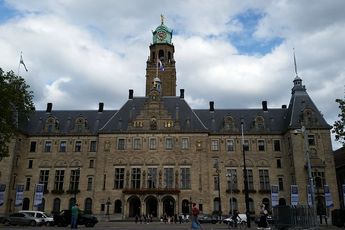 Rotterdamse wokisten in het wit in de raadzaal: zij hekelen 'mannen-college'