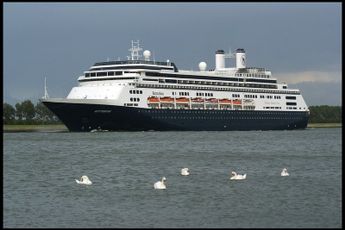 Amsterdam gaat 1000 asielzoekers opvangen op cruiseschip, krijgt er 3000 flexwoningen voor terug
