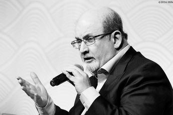 Video! Schrijver Salman Rushdie, over wie een fatwa is uitgesproken, neergestoken op podium in New York