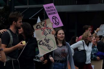 Vijf klimaatactivisten hebben volgens rechtbank Den Haag terecht gebiedsverbod gekregen: Extreemlinkse Asha ten Broeke roept op tot “burgerlijke ongehoorzaamheid”