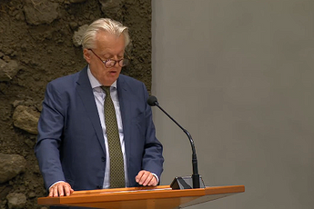 Filmpje! Net beëdigd FVD-Kamerlid Ralf Dekker houdt maidenspeech tijdens debat over kabinetscrisis