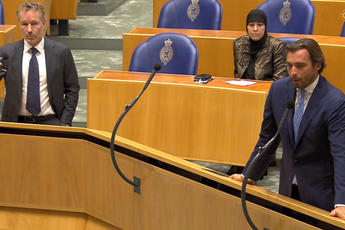 Schande! Gekleurde Kamervoorzitter Bergkamp (D66) belet FVD om mondelinge vragen te stellen over de HJ School-lezing