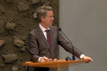 Filmpje! Martin Bosma (PVV) dient motie in: 'Een weglopend kabinet wordt beschouwd als te zijn afgetreden'