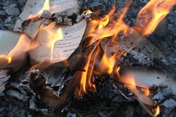 Het boekenverbranden gaat beginnen: Bol.com gaat samenwerken met de Nationaal Coördinator: 'Antisemitische' boeken weren
