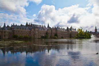 Richard de Mos: Bij de renovatie van het Binnenhof laat het Haagse stadsbestuur zich piepelen