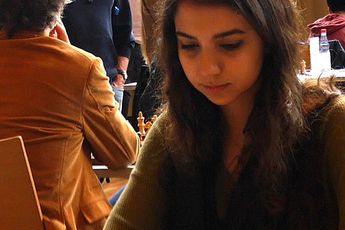 Het verzet blijft groeien! Iraanse schaakster Sara Khadem komt zonder hijab naar internationaal schaaktoernooi