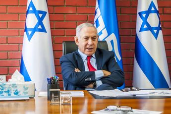 Benjamin Netanyahu: "Bovenop een medische database wil ik nu een genetische database: geef me wat slijm van je en we hebben het"