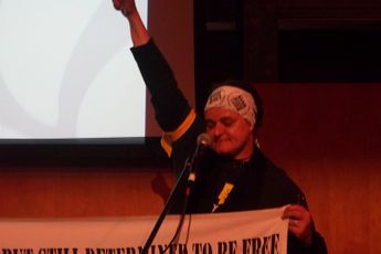 Amnesty International-marionet staat bij demonstratie Extinction Rebellion: 'Maar Amnesty is niet extreemlinks hoor!'